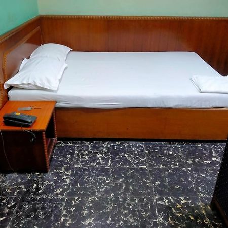 כלכותה Hotel Heera מראה חיצוני תמונה