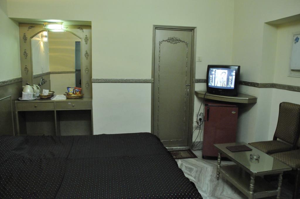 כלכותה Hotel Heera מראה חיצוני תמונה