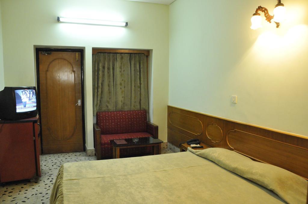כלכותה Hotel Heera מראה חיצוני תמונה
