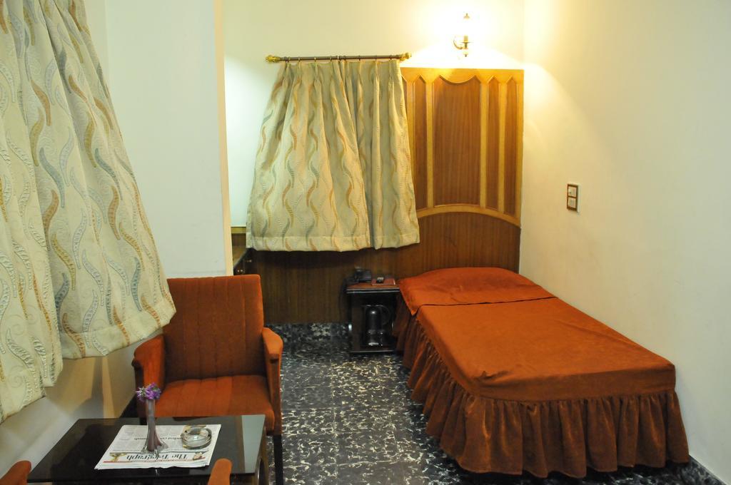 כלכותה Hotel Heera מראה חיצוני תמונה
