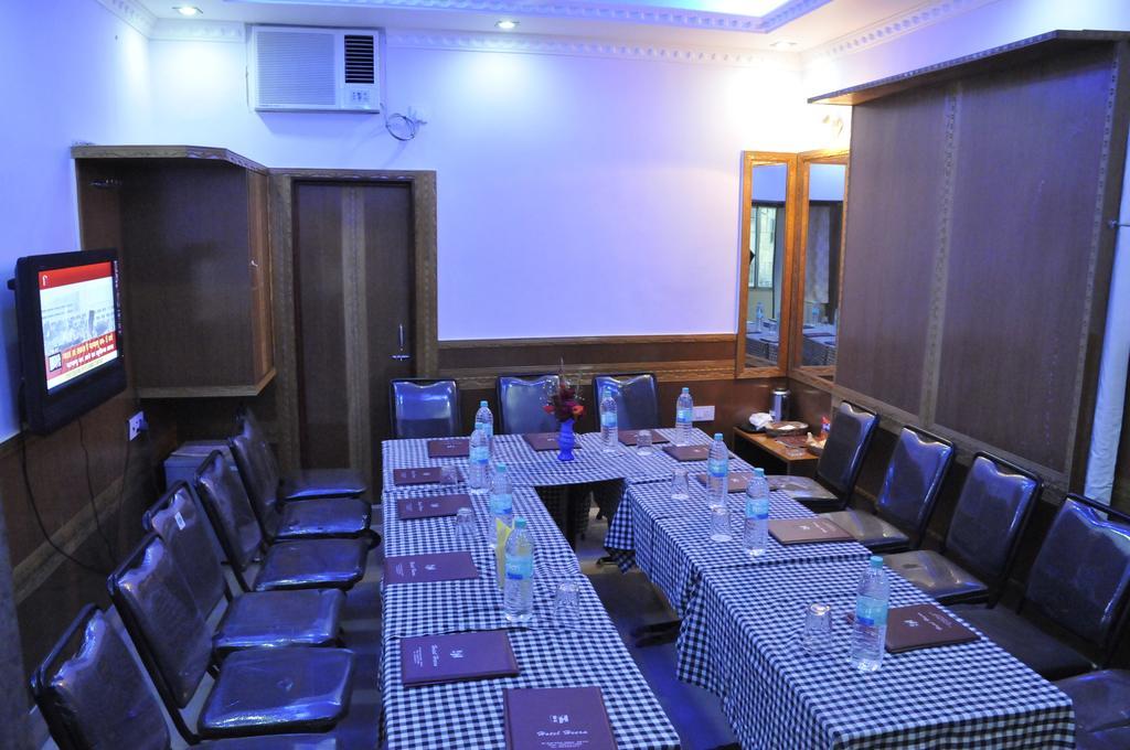 כלכותה Hotel Heera מראה חיצוני תמונה