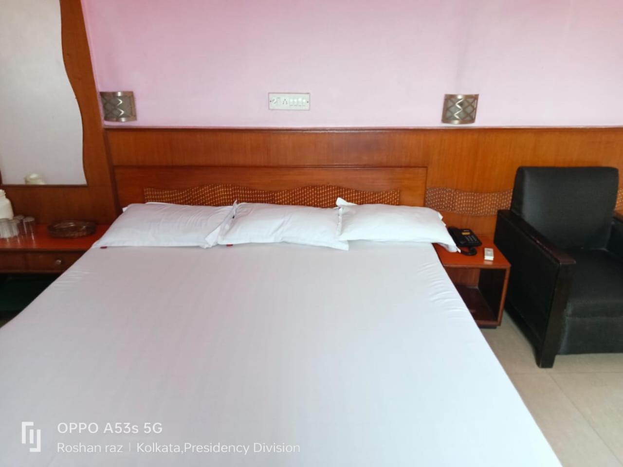 כלכותה Hotel Heera מראה חיצוני תמונה