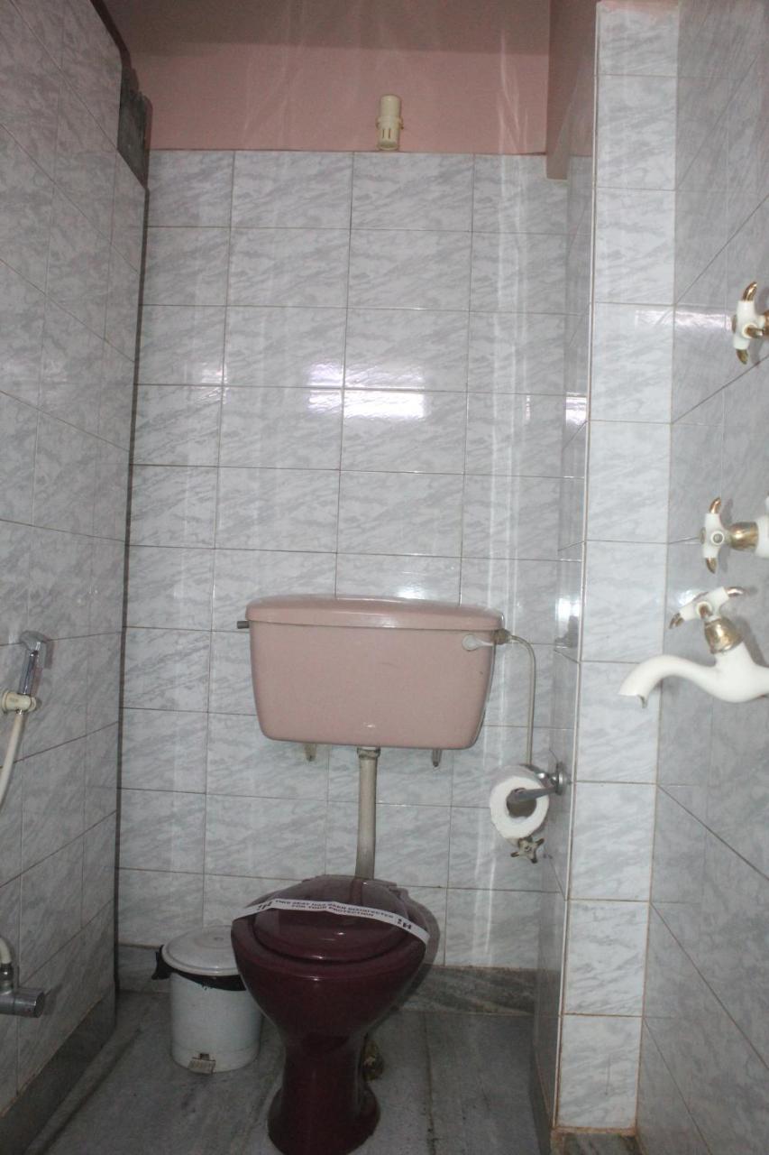 כלכותה Hotel Heera מראה חיצוני תמונה