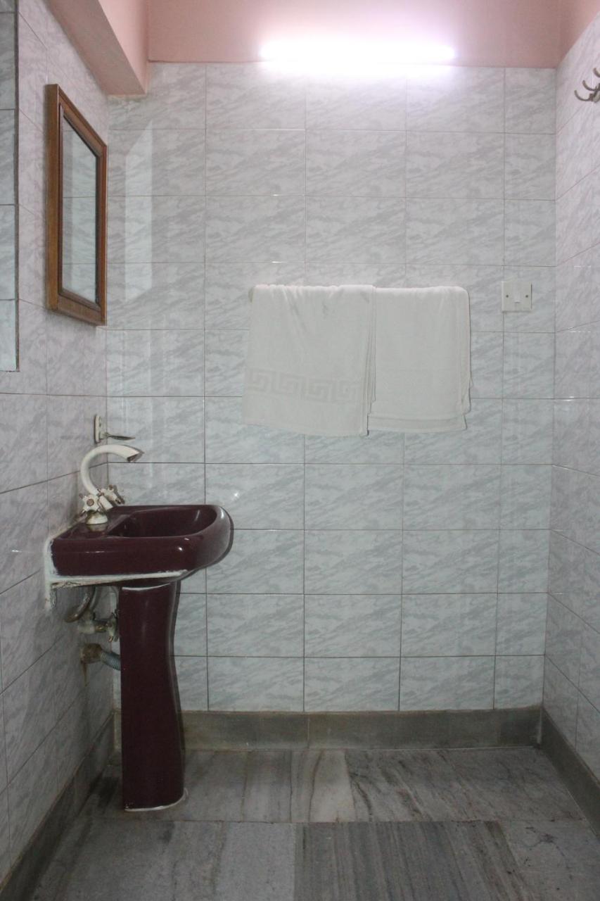 כלכותה Hotel Heera מראה חיצוני תמונה