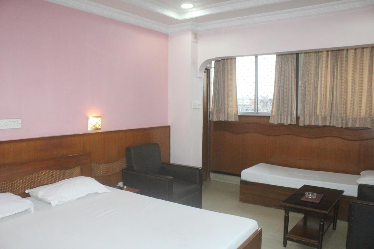 כלכותה Hotel Heera מראה חיצוני תמונה