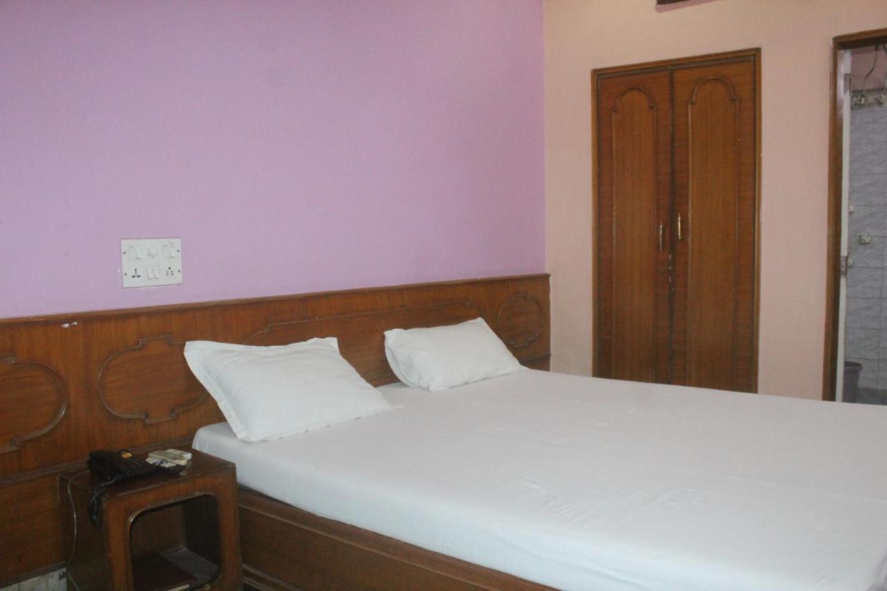 כלכותה Hotel Heera מראה חיצוני תמונה