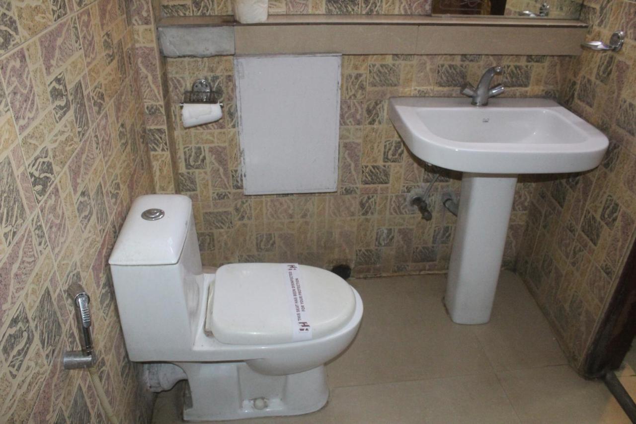 כלכותה Hotel Heera מראה חיצוני תמונה