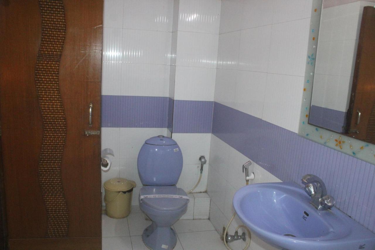 כלכותה Hotel Heera מראה חיצוני תמונה