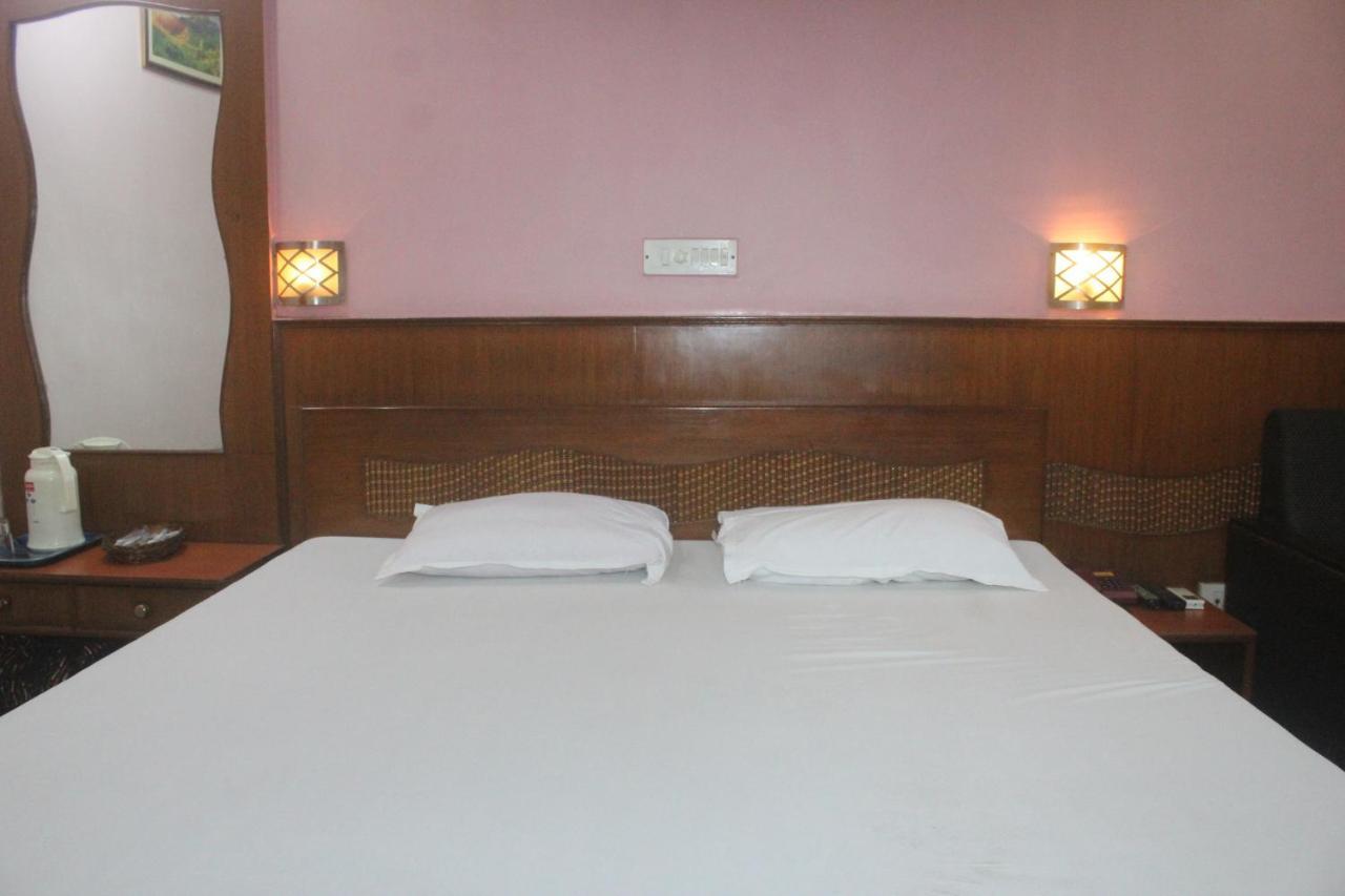 כלכותה Hotel Heera מראה חיצוני תמונה