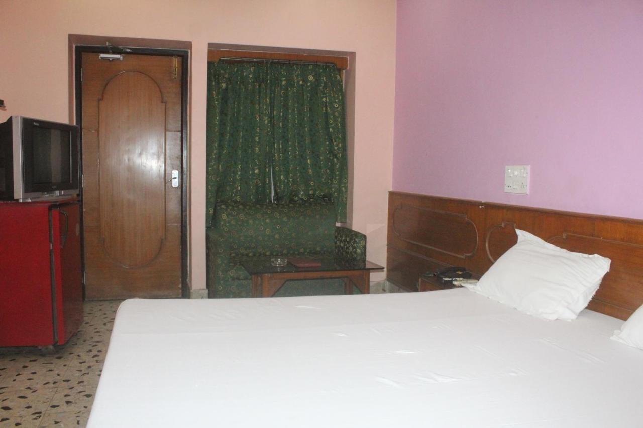 כלכותה Hotel Heera מראה חיצוני תמונה