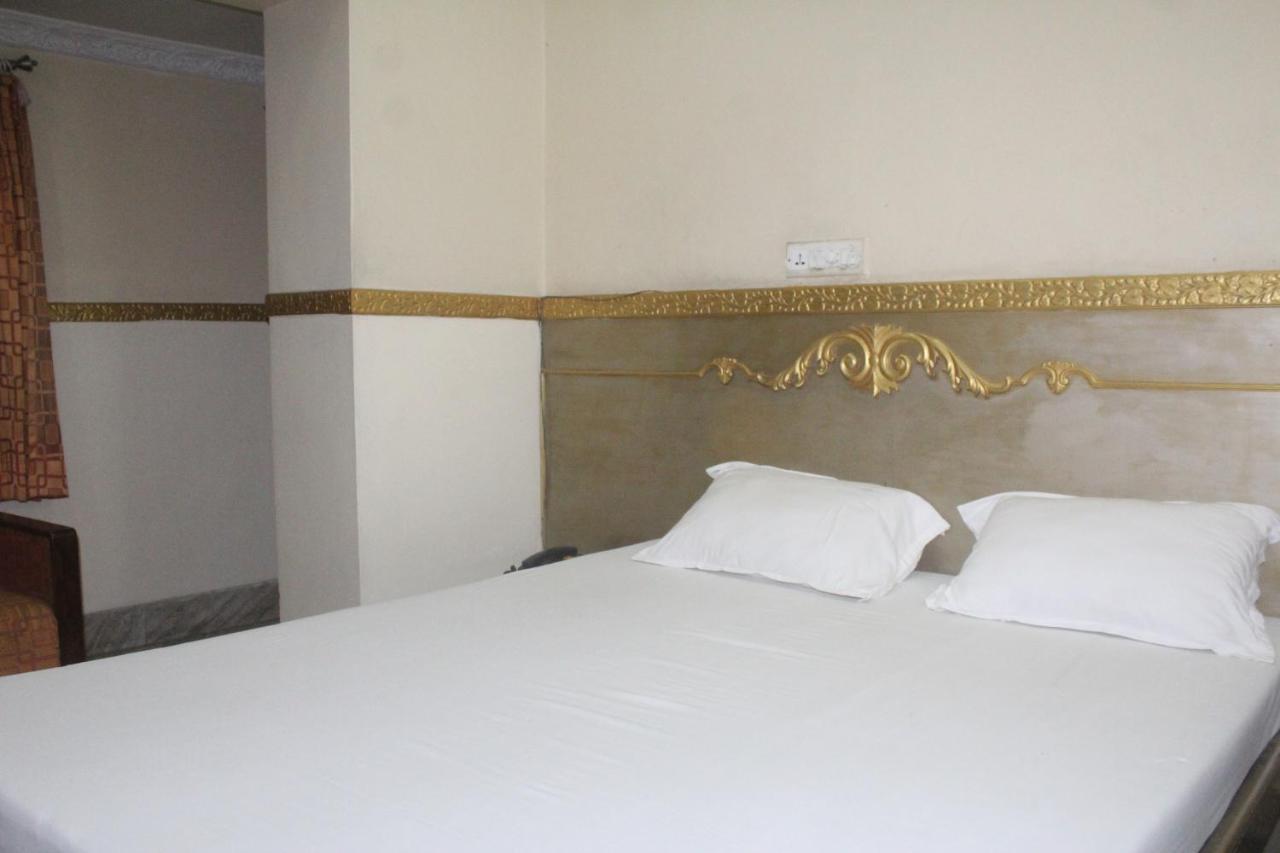 כלכותה Hotel Heera מראה חיצוני תמונה