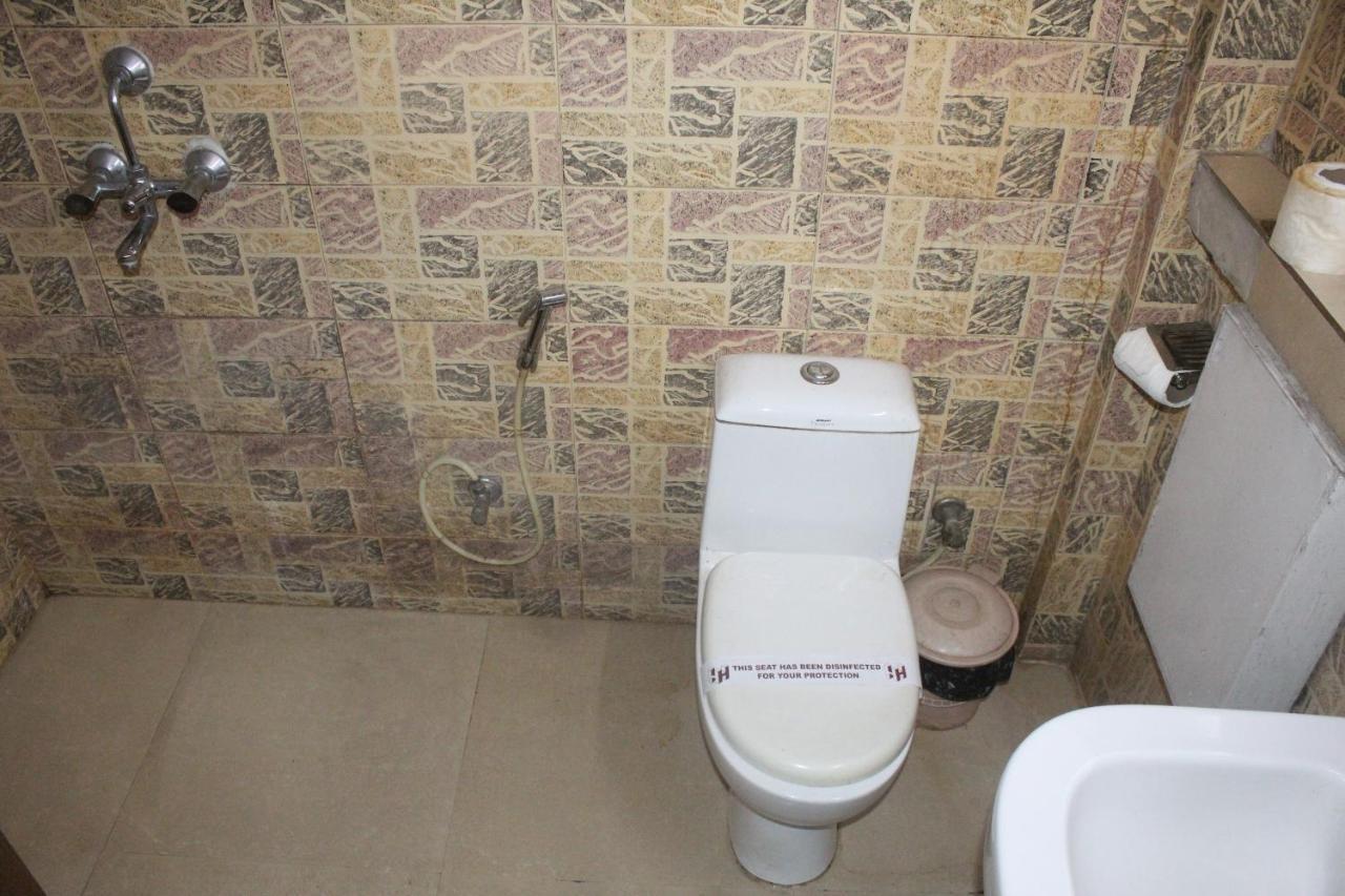 כלכותה Hotel Heera מראה חיצוני תמונה