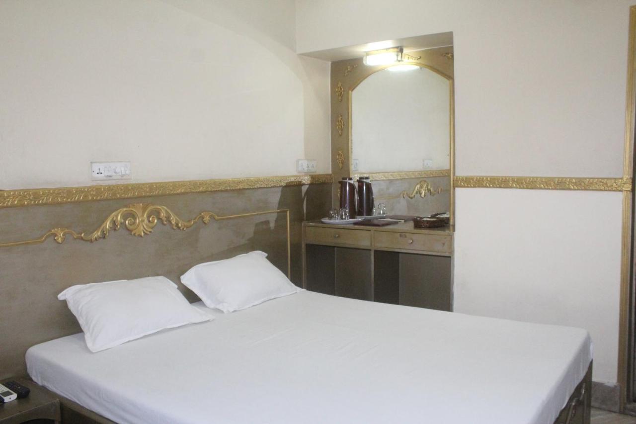 כלכותה Hotel Heera מראה חיצוני תמונה